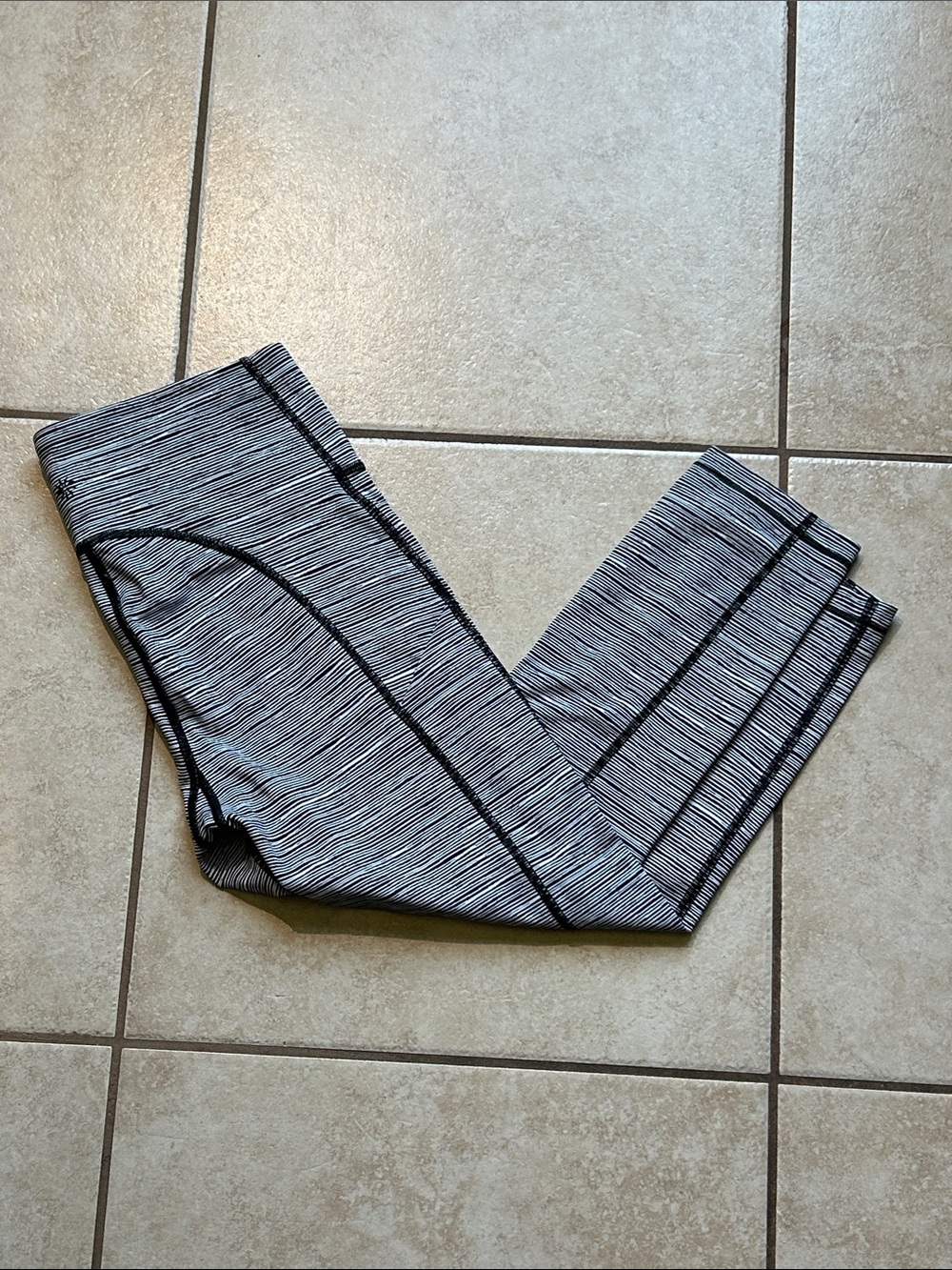 Athleta Ultimate Linear Lines Capri Leggings Black White Striped Size S